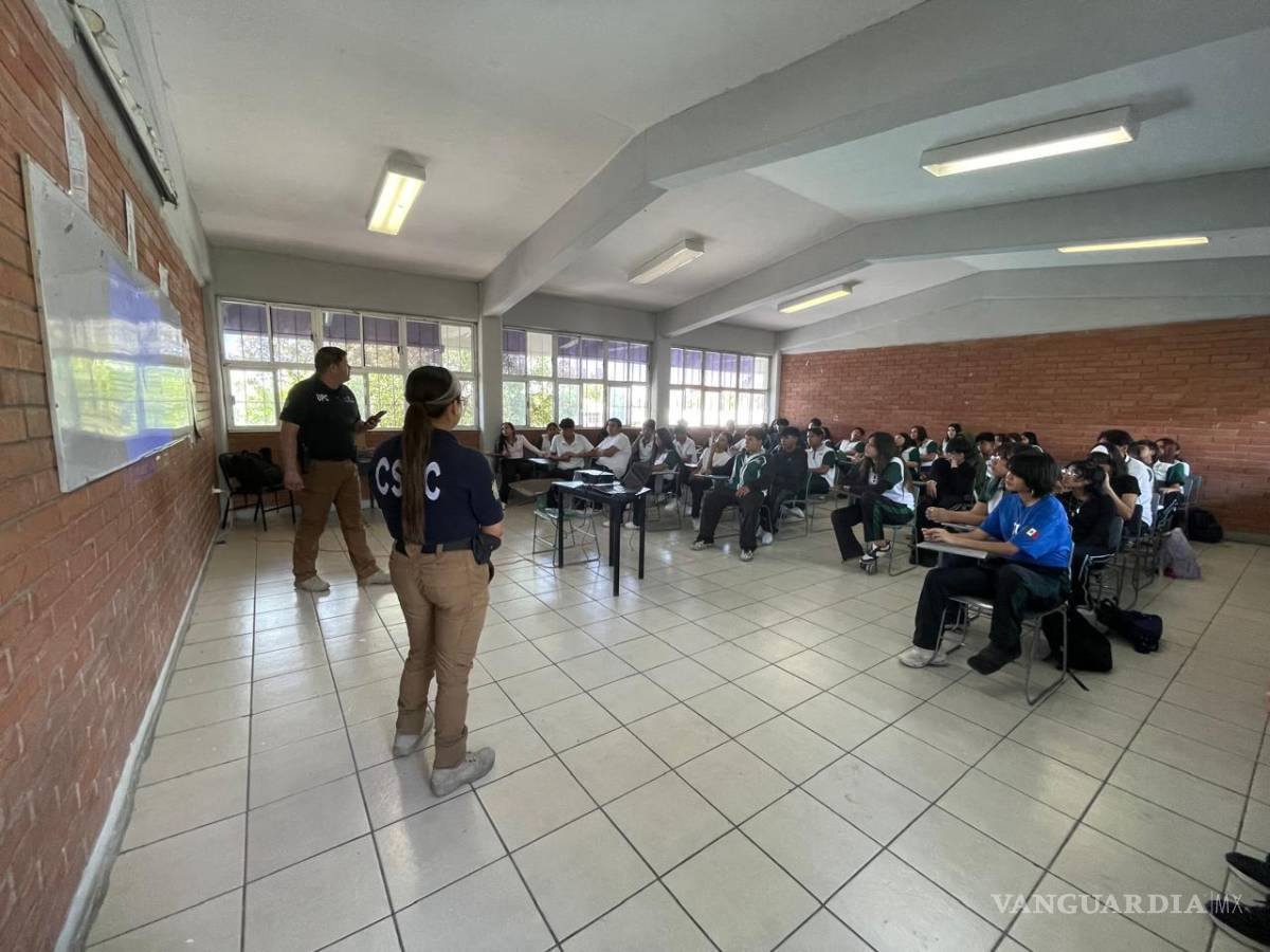 $!Personal de la Dirección de Proximidad Social expuso casos reales de extorsión y fraude digital para sensibilizar a los estudiantes sobre los riesgos en aplicaciones móviles y redes sociales.