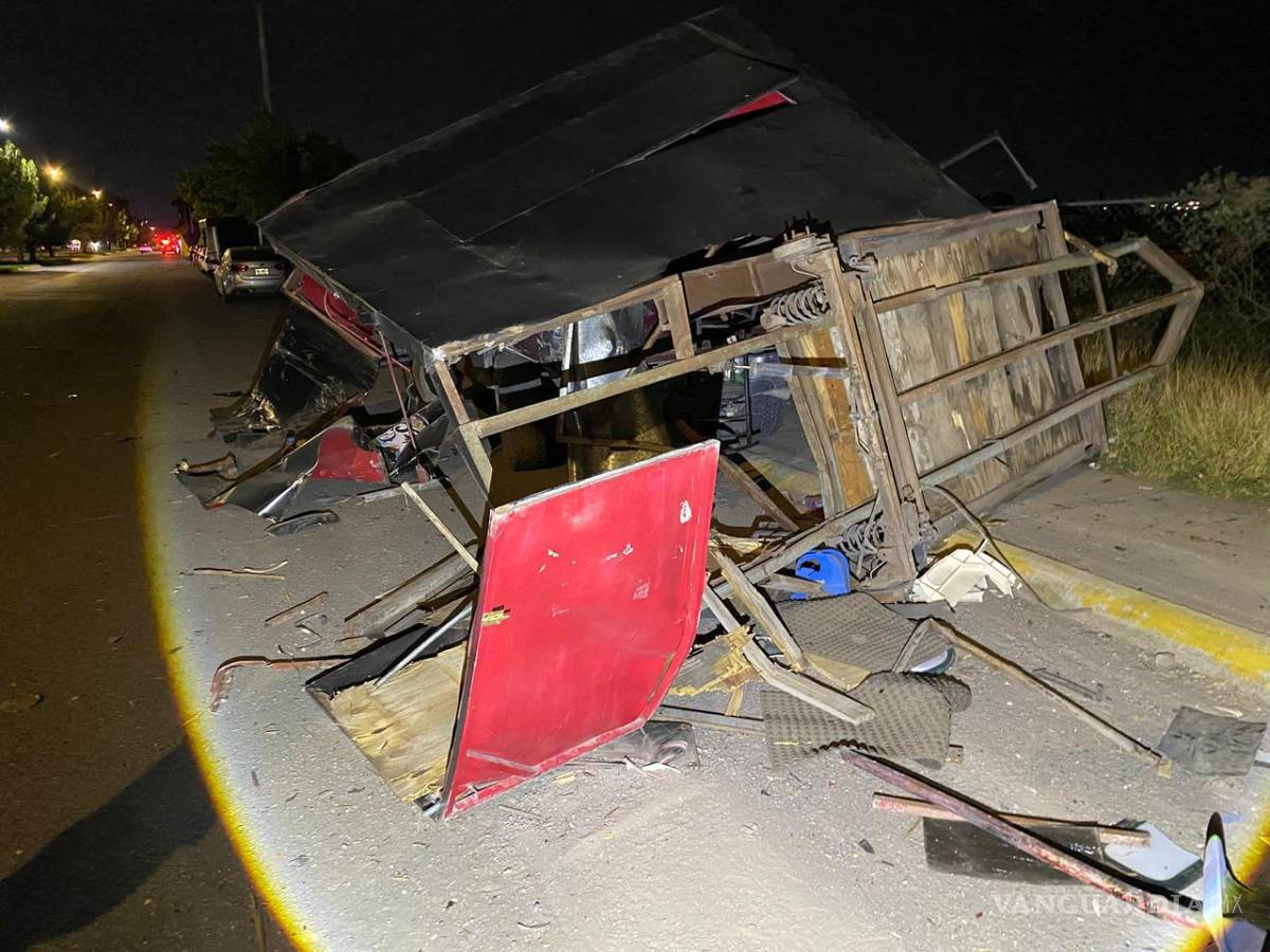 $!La estructura del puesto ambulante quedó destruida tras ser proyectada durante el accidente ocurrido la noche del jueves.
