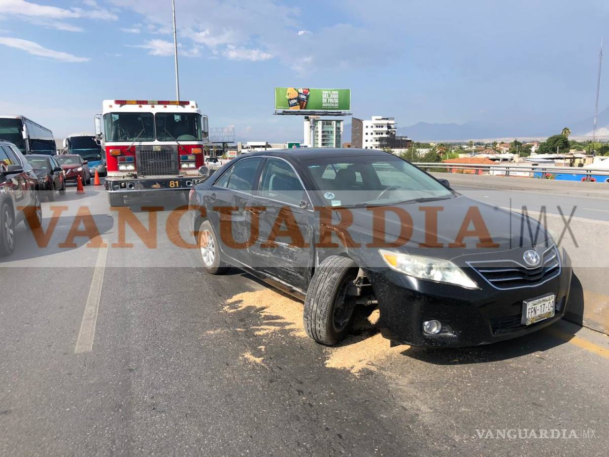 $!Choque múltiple en puente vehicular deja un herido y cuantiosos daños materiales en Saltillo
