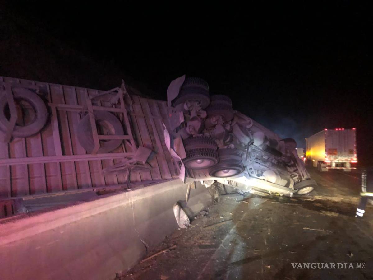 $!Volcadura en Los Chorros provoca cierre de carretera la noche de este viernes