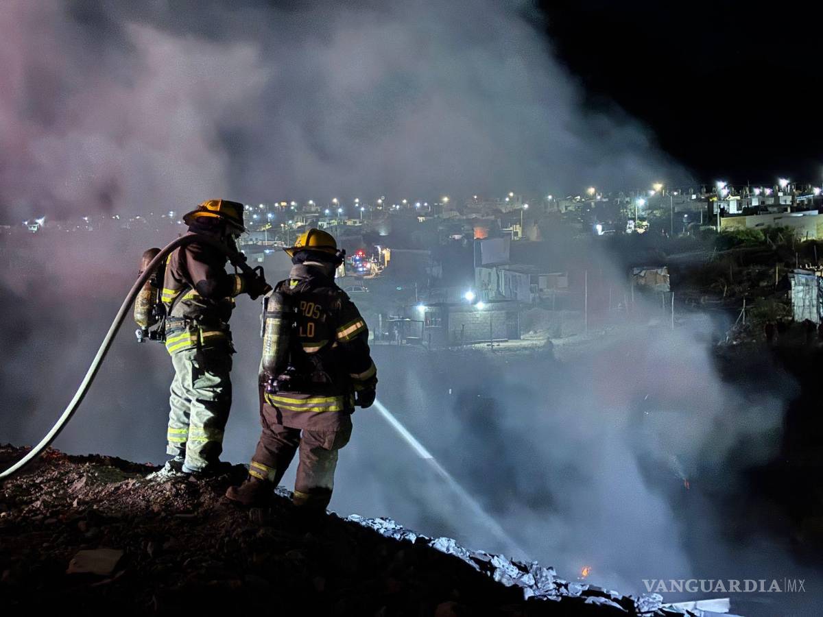 $!Elementos del Cuerpo de Bomberos lucharon intensamente para controlar el fuego.