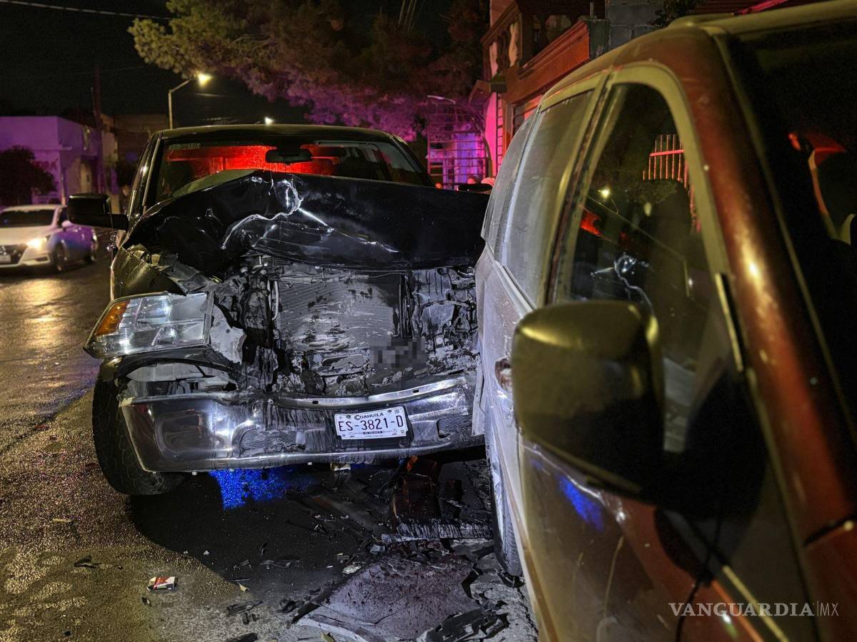 $!El fuerte impacto generó que los residentes salieran a ver lo sucedido, reportando inmediatamente el incidente.