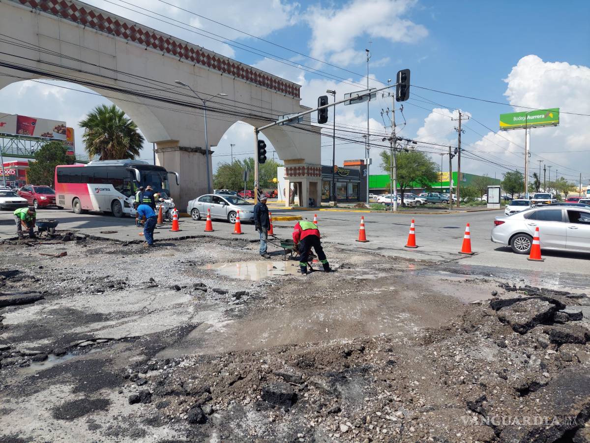 $!Cuadrillas del Ayuntamiento realizaron labores de limpieza y remoción de escombro en vialidades como el bulevar fundadores a la entrada de Mirasierra.
