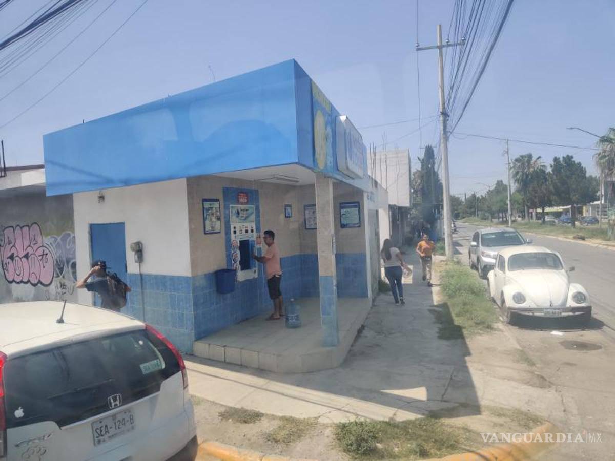 $!Ante la ola de calor ha crecido la demanada de agua purificada en los centros de abasto como fue posible constatar en un recorrido realizado por Vanguardia