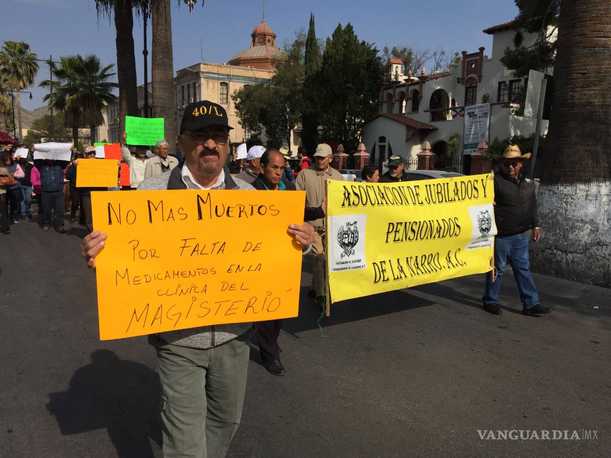 $!Marchan en Saltillo profesores en huelga