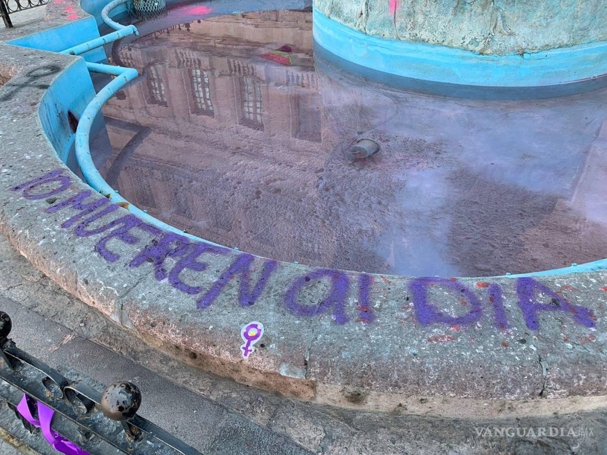 $!El agua de la fuente y sus orillas fueron pintadas durante la manifestación.