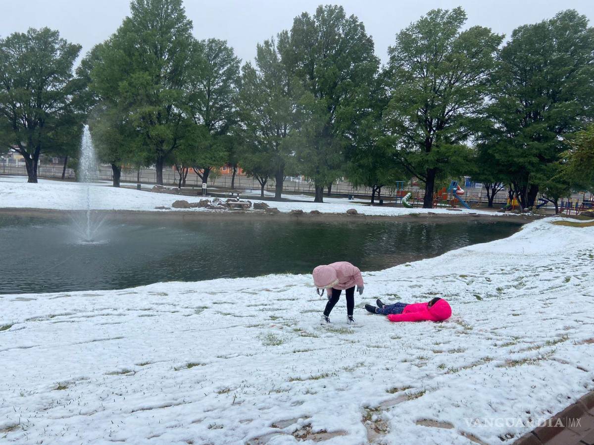 $!Este domingo hubo blancos amaneceres con la caída de nieve y agua nieve, en lugares como Monclova, Múzquiz y Acuña.