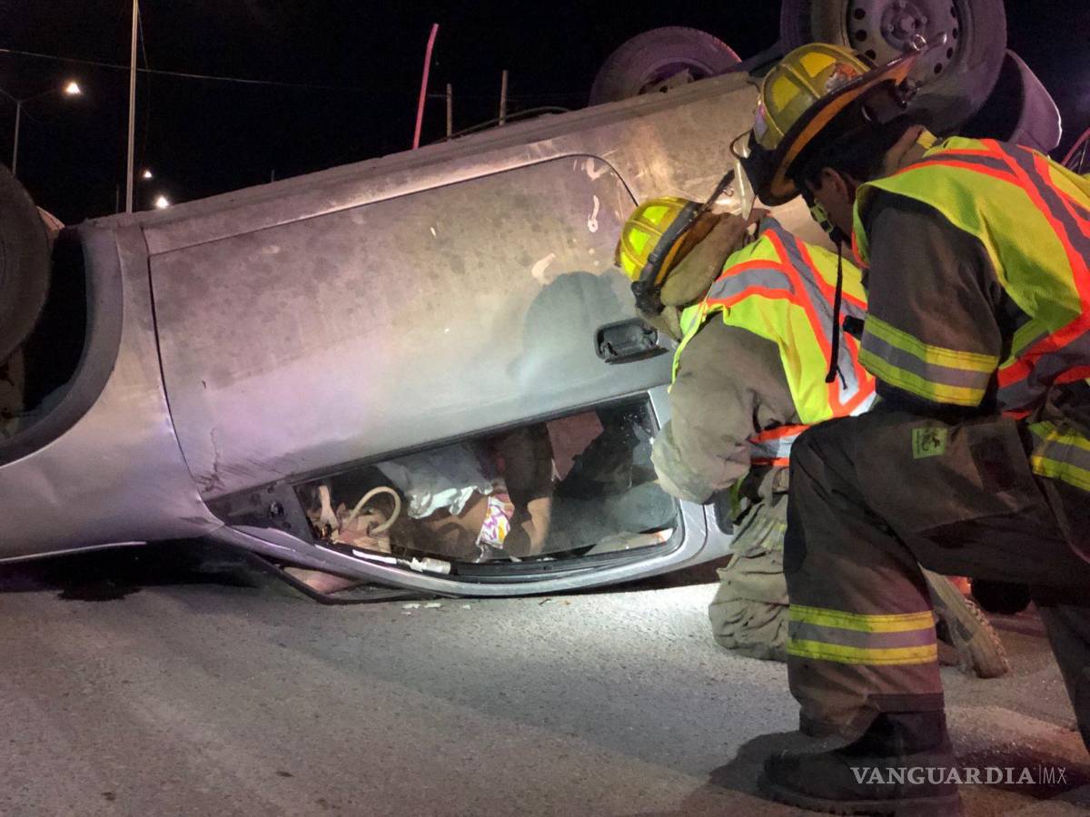 $!Elementos de la policía municipal y bomberos trabajaron en el lugar del accidente para rescatar a la conductora atrapada en el automóvil.