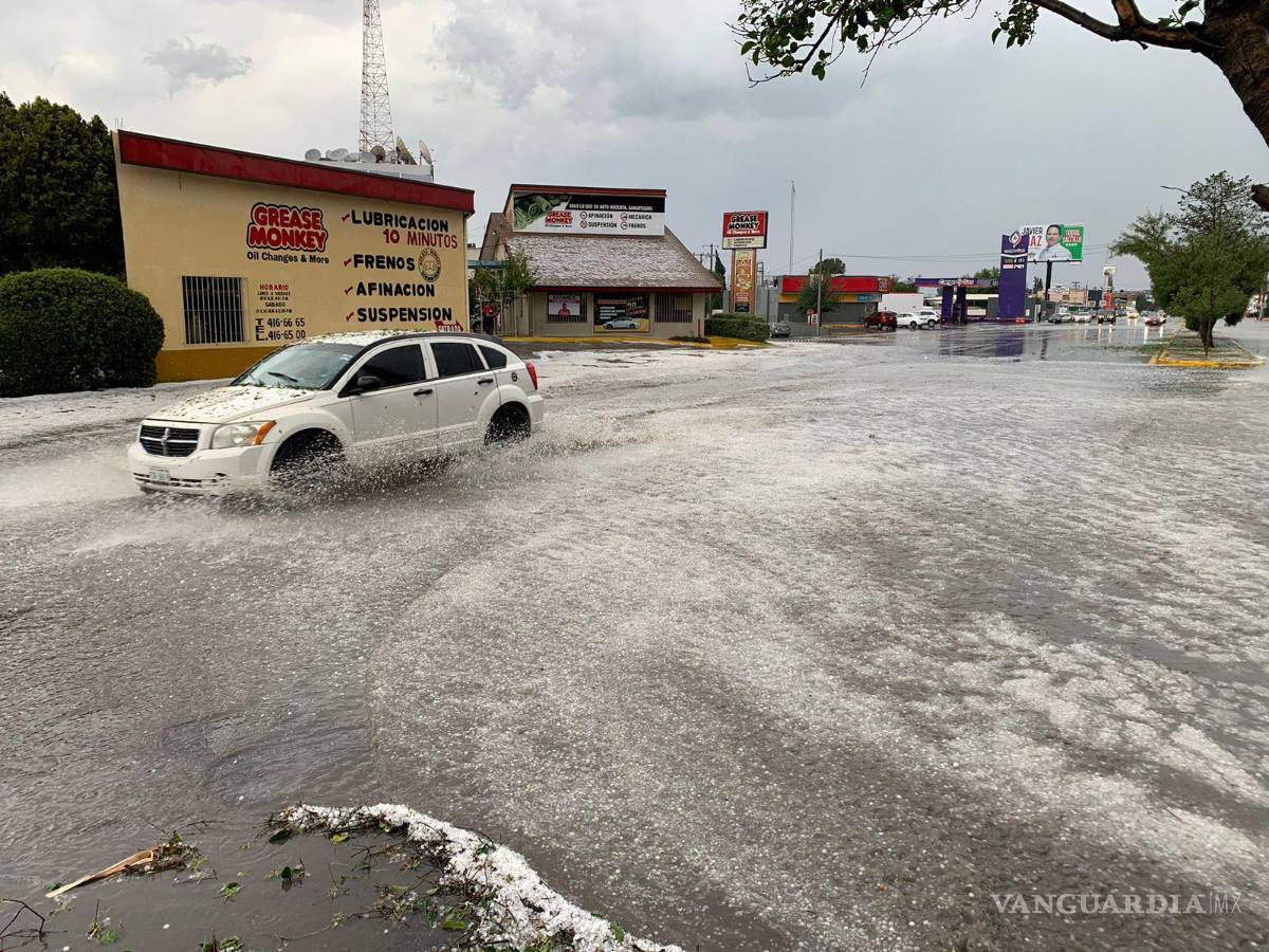 $!Granizo sorprende a saltillenses; tráfico se complica ante fuertes lluvias en diversos sectores