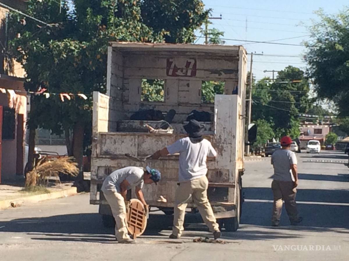 $!Desazolvan redes sanitarias de dos colonias de Torreón