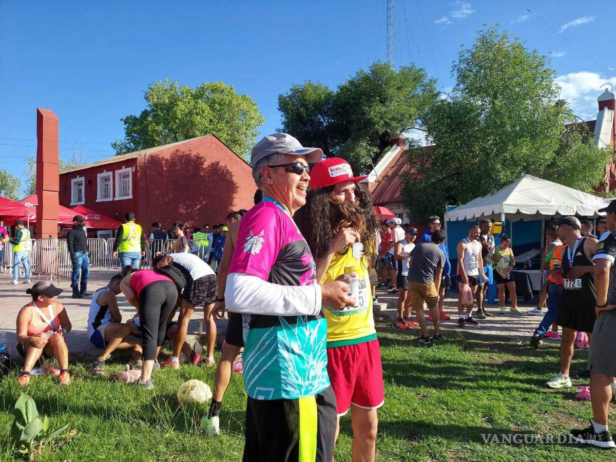 $!Los asistentes del 21K Coahuila aprovecharon el momento para tomarse una foto.