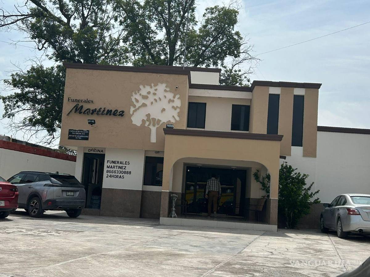 $!Familiares, docentes y autoridades educativas despidieron al pequeño Ian durante el velorio realizado en una capilla de la colonia El Pueblo, en Monclova.
