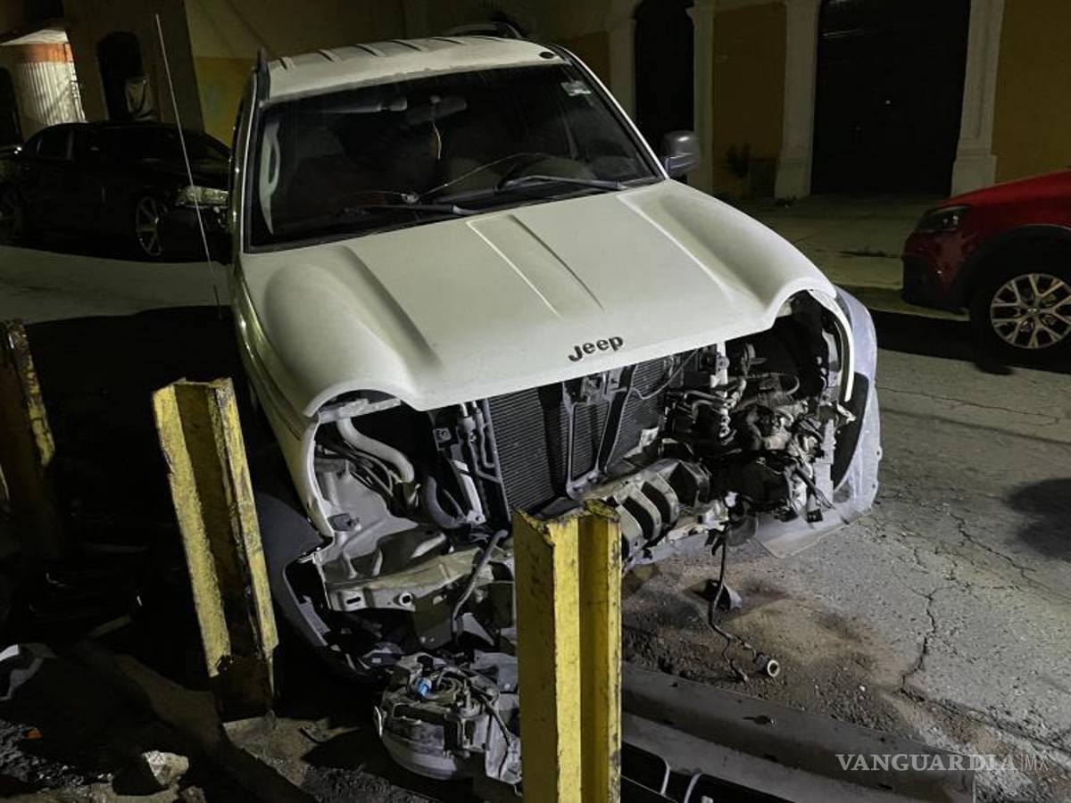 $!La camioneta terminó con el frente destrozado.