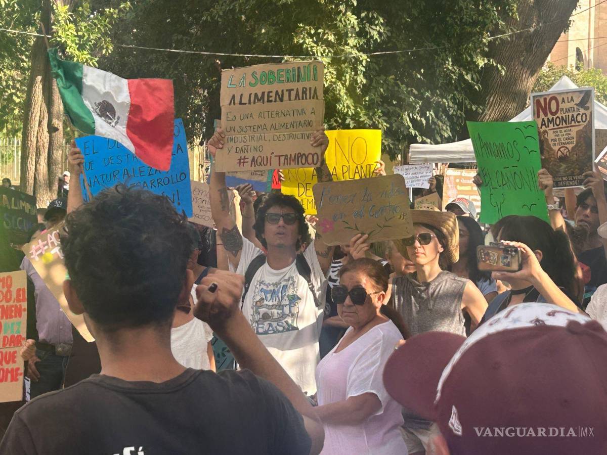 $!La protesta concluyó frente a la Presidencia Municipal y posteriormente en las inmediaciones del domicilio de la alcaldesa de Lerdo, Susy Torrecillas.