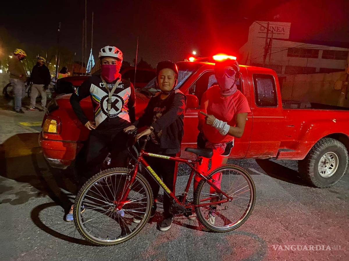$!¿Reyes Magos en bici? Ciclistas saltillenses regalan bicicleta a niño que recibirá quimioterapia