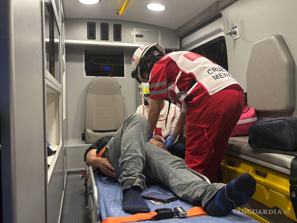 $!Paramédicos de la Cruz Roja atendieron a la mujer lesionada tras el atropello en el bulevar Isidro López Zertuche.