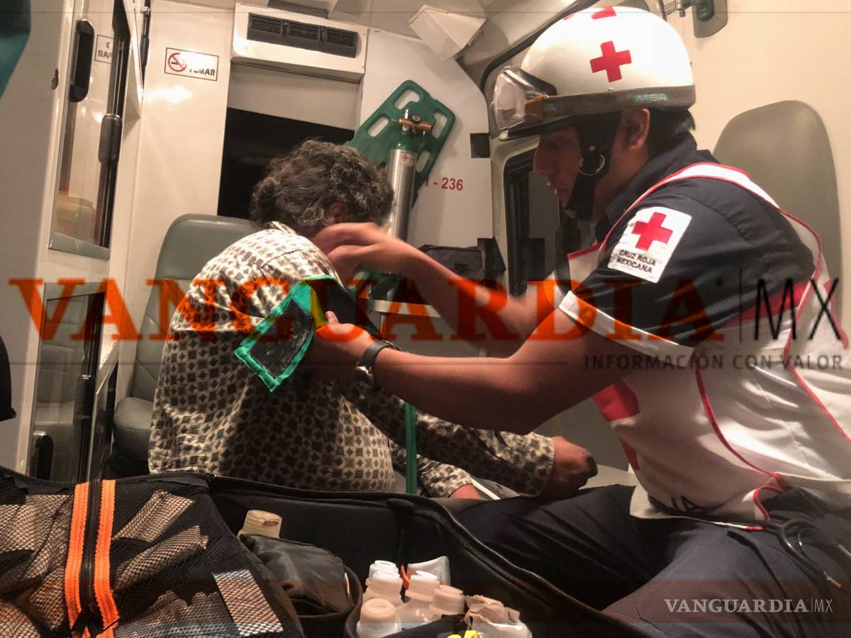 $!Por no chocar de frente, vuelca su vehículo en carretera libre a Torreón