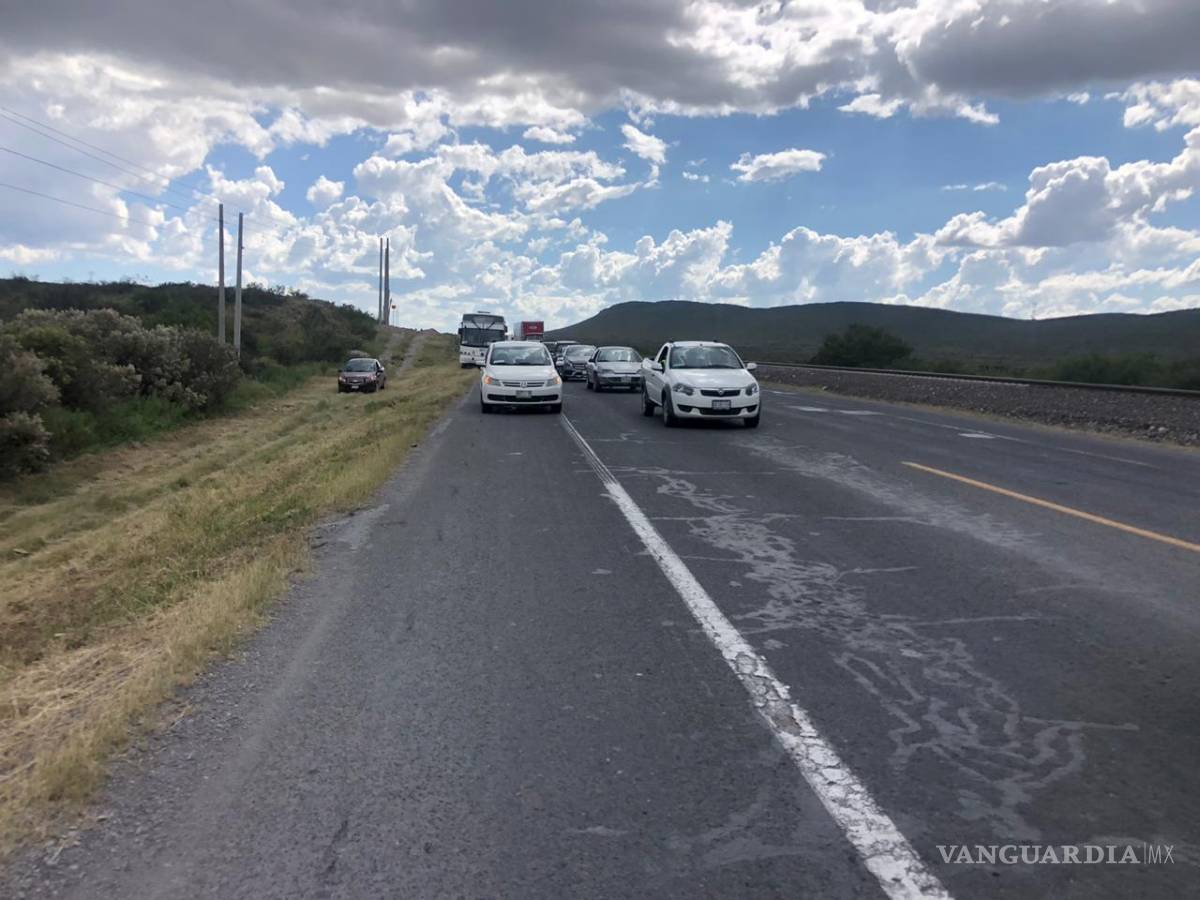 $!Chocan tres camiones de personal en la carretera a Zacatecas