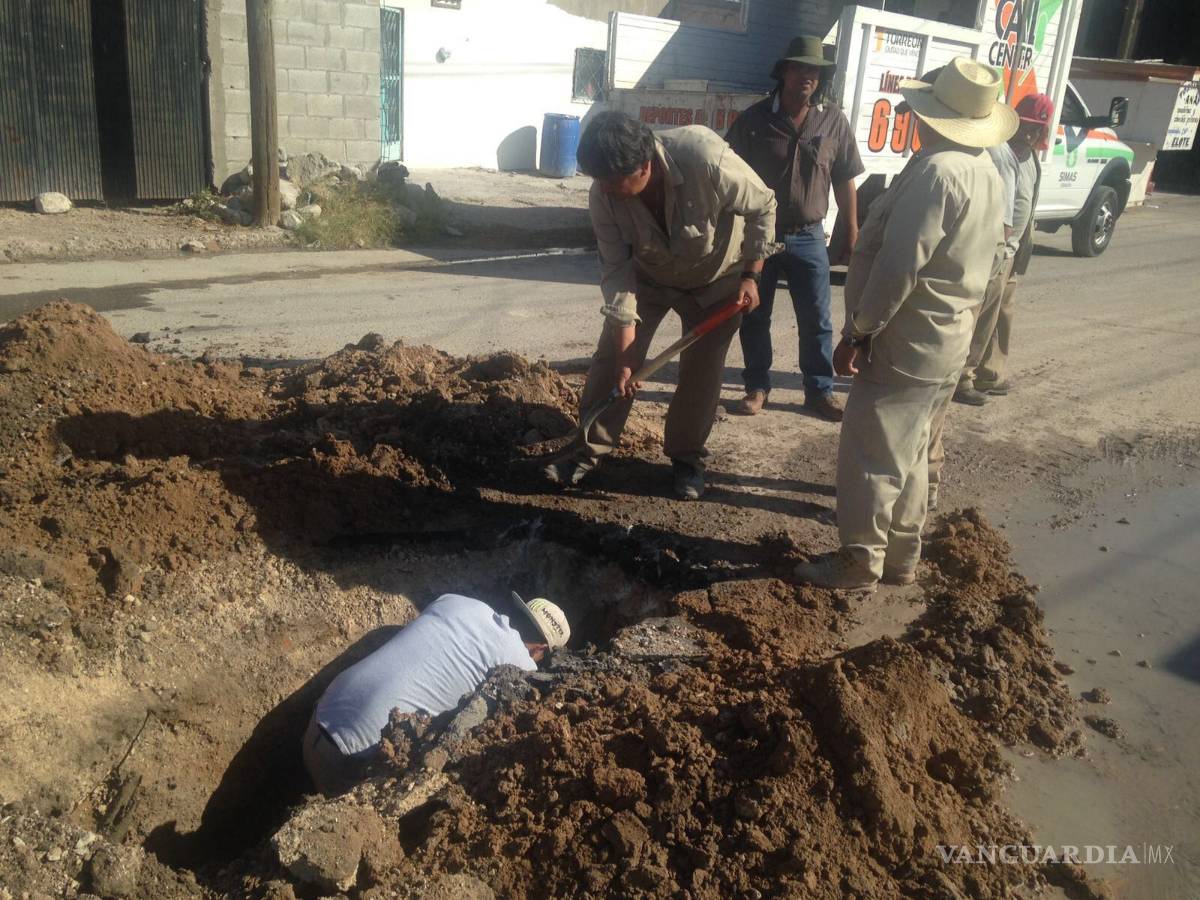 $!Simas Torreón continúa con desazolve y limpieza de drenajes