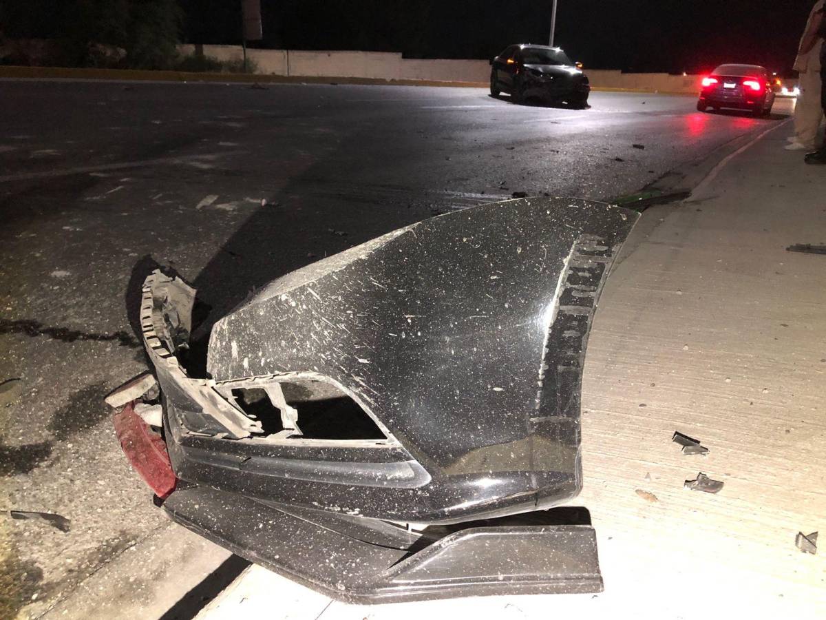 $!El auto terminó con sus piezas regadas.