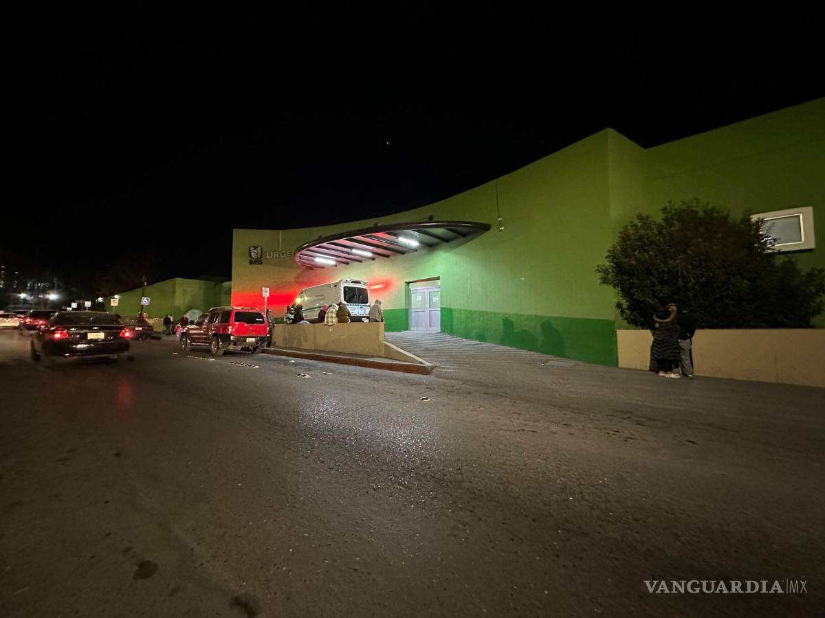 $!Familiares trasladaron al joven herido a la Clínica 1 del IMSS; sin embargo, a su llegada, personal médico confirmó que ya no contaba con signos vitales.