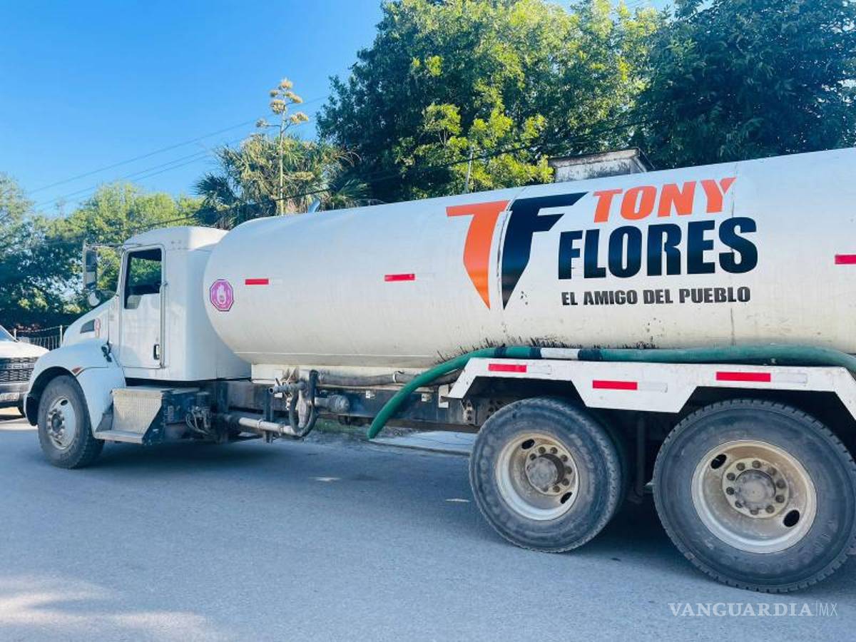 $!Las pipas de agua que Tony Flores regala a la población.