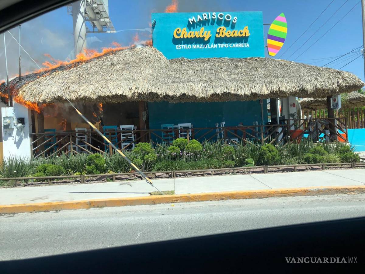 $!Cortocircuito provoca un gran incendio que reduce a cenizas a restaurante en Saltillo; ya se les había advertido del desperfecto