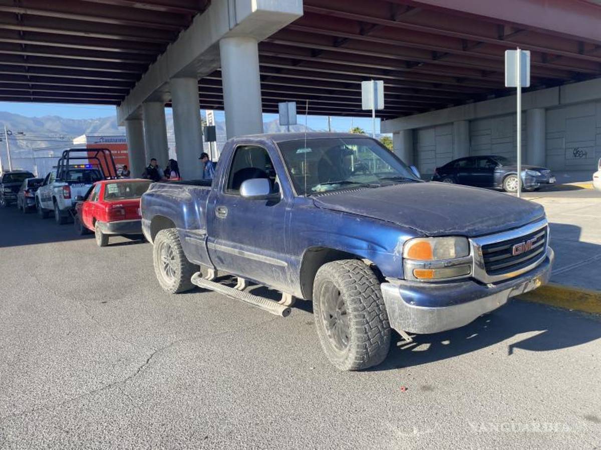 $!Oficiales de Tránsito acudieron al lugar para agilizar la circulación y evitar otro percance.