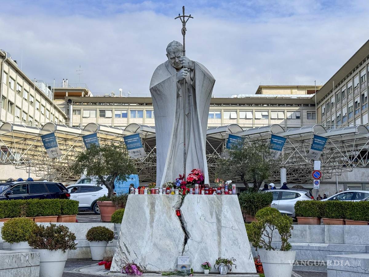 $!ROMA, 20/02/2025.- Flores y velas depositadas por feligreses, fotografiadas este jueves en el exterior del Hospital Gemelli de Roma, donde se encuentra hospitalizado desde hace siete días el papa Francisco debido a una infección de las vías respiratorias y una neumonía bilateral. EFE/ Daniel Cáceres