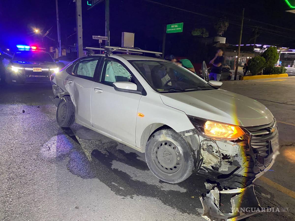 $!El segundo vehículo involucrado, un Chevrolet Onix color blanco, presentó daños en el costado derecho luego de ser impactado por la unidad que ignoró la luz roja del semáforo.