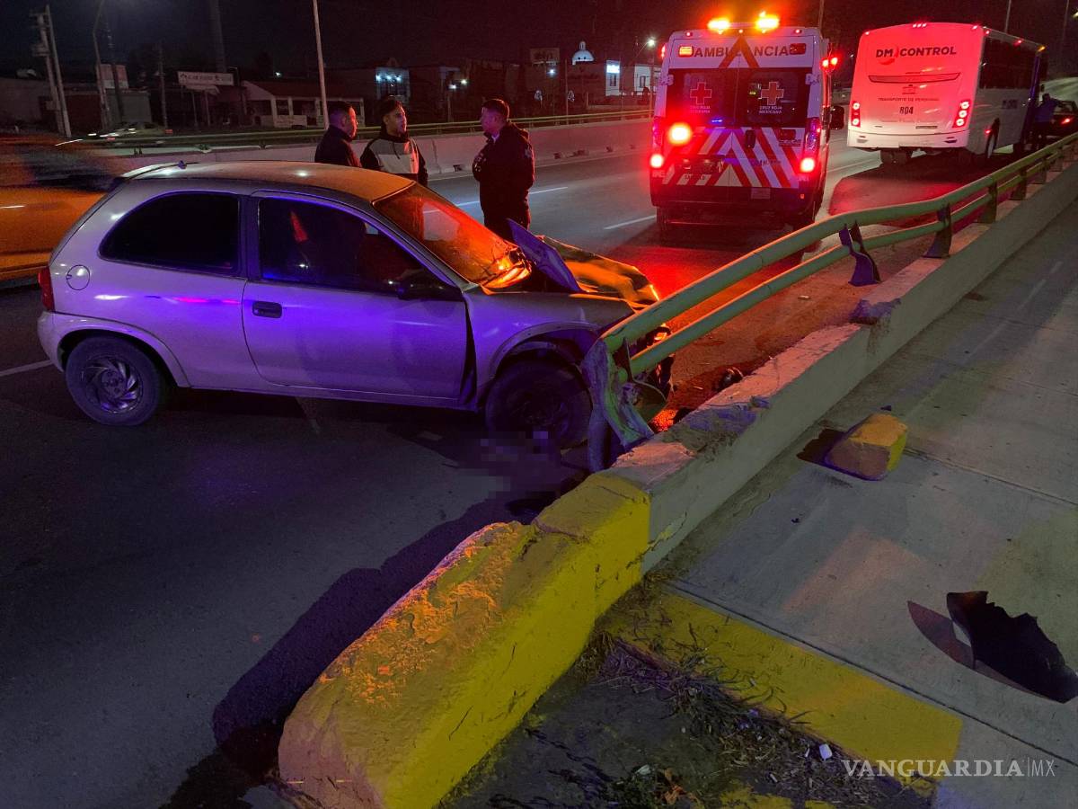 $!El conductor del Chevy fue atendido en el lugar por paramédicos, sin heridas graves.