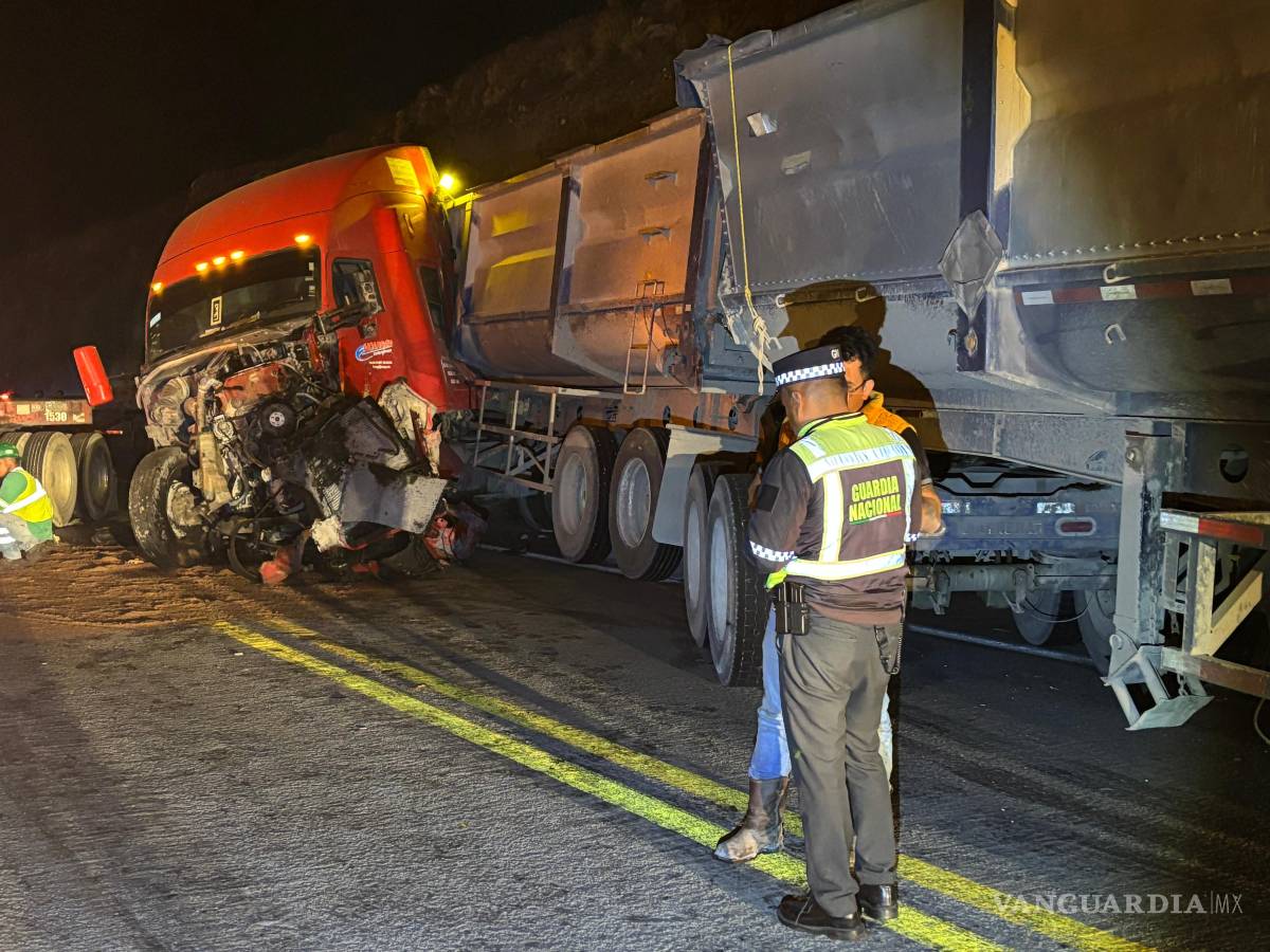 $!Elementos de la Guardia Nacional acudieron al kilómetro 14+500 para tomar conocimiento del accidente entre dos unidades de carga pesada, el cual dejó únicamente daños materiales y generó afectaciones viales en ambos sentidos.