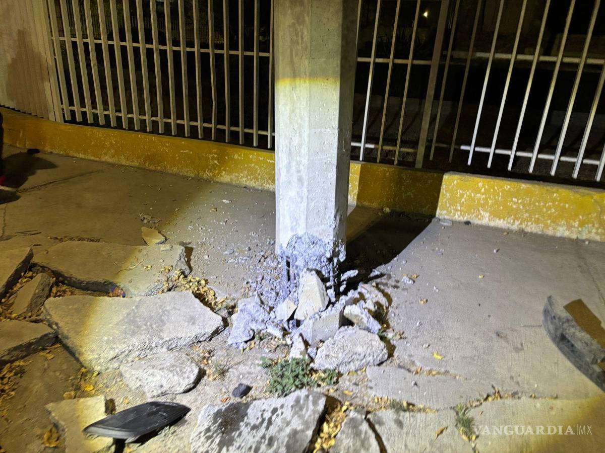 $!El impacto de un Chevrolet contra un poste dejó daños materiales, pero el conductor resultó ileso.