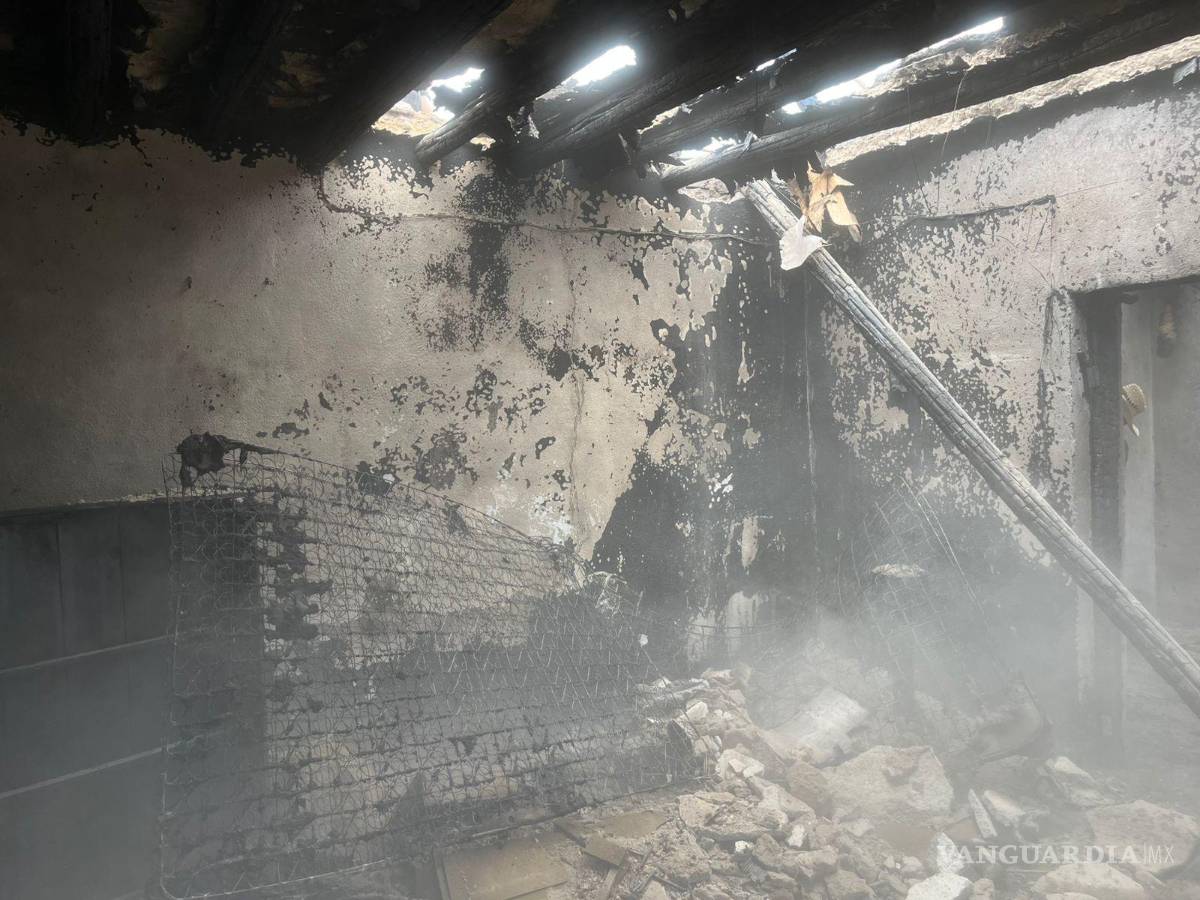 $!Cuando los elementos del cuerpo de Bomberos arribaron al sitio, la estructura de la vivienda ya había sido consumida por el fuego, por lo que únicamente pudieron realizar labores para evitar que las llamas se propagaran.