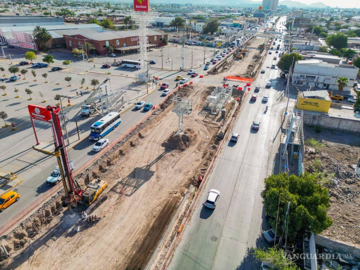 $!El cierre en el cruce de Xochimilco y Revolución permitirá realizar excavaciones y avanzar en la construcción de pilotes, cabezales y la losa del viaducto.