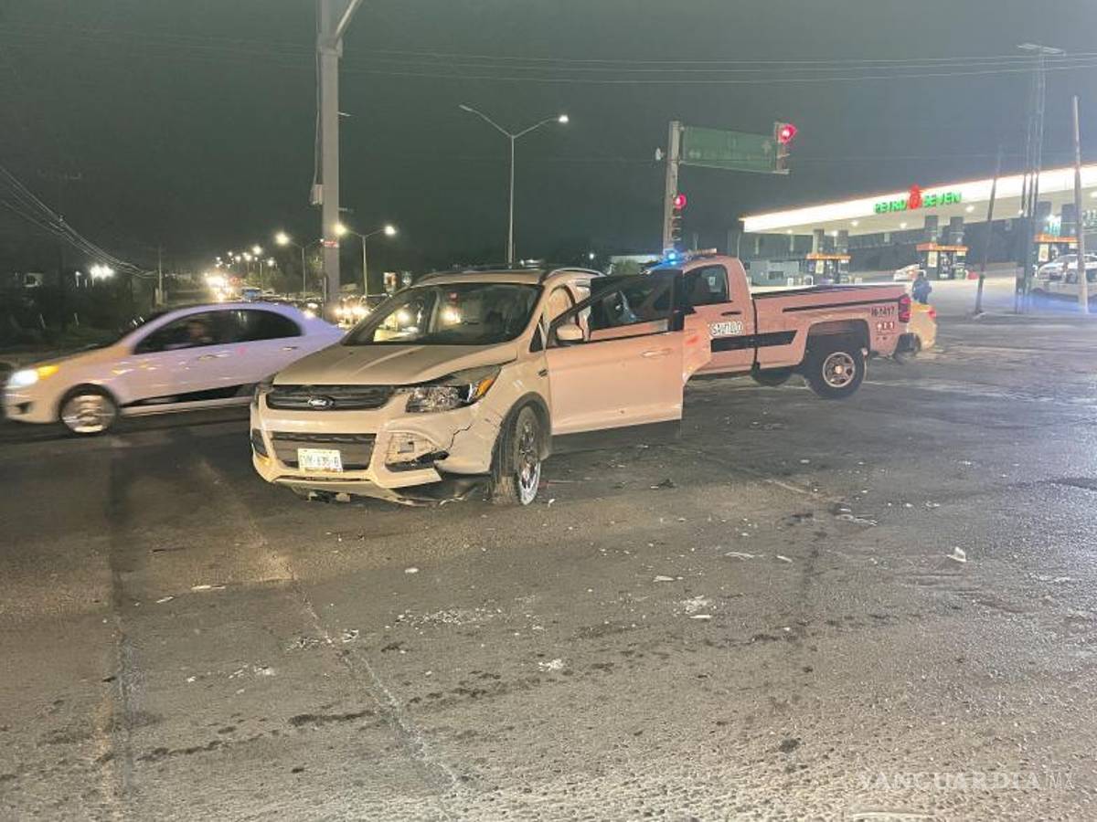 $!El segundo vehículo se dirigía de norte a sur por la Calzada Antonio Narro cuando su conductora no pudo frenar a tiempo y chocó con el costado derecho del Chevy.
