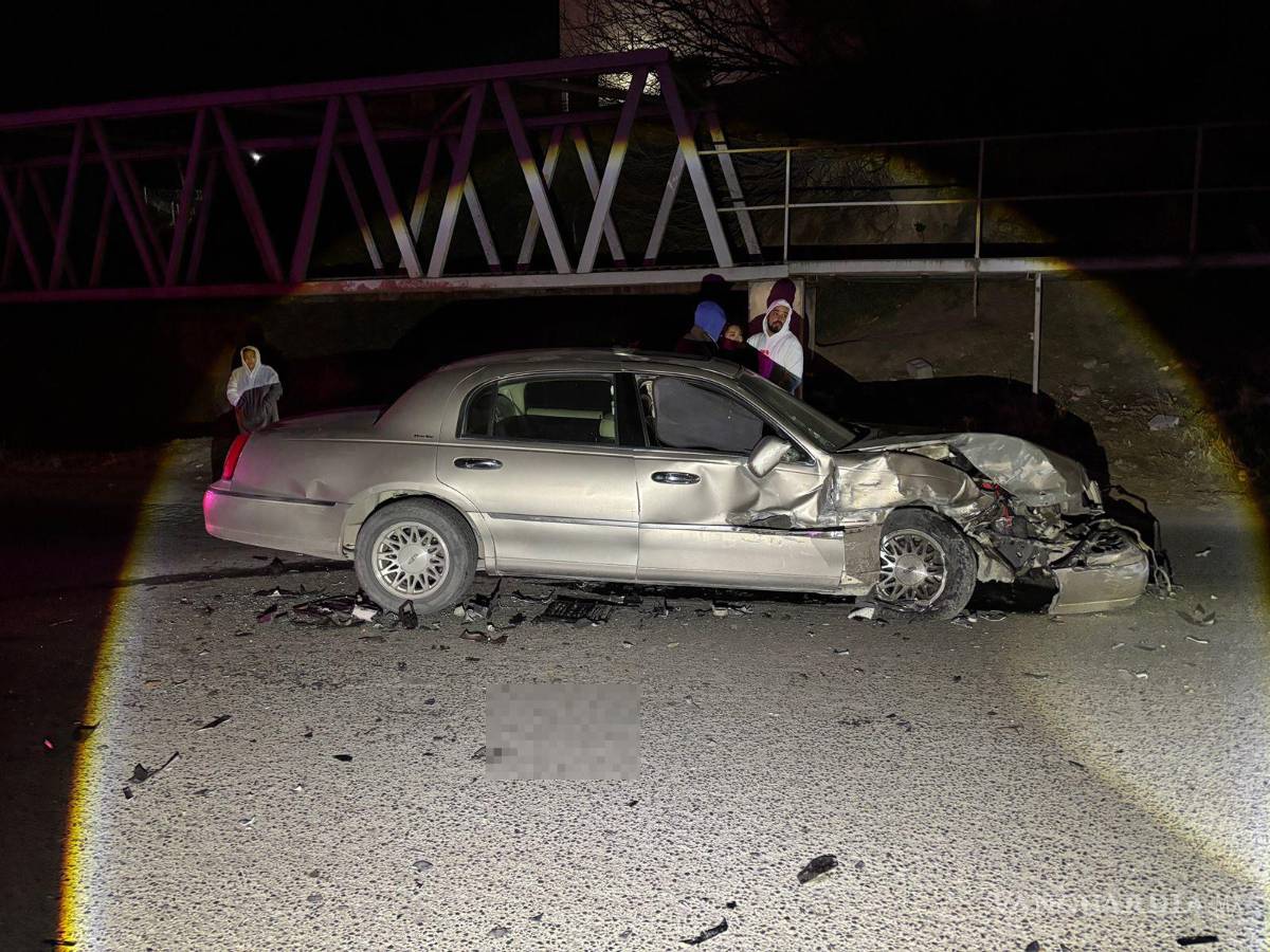 $!El vehículo Lincoln quedó con severos daños tras el impacto frontal registrado sobre el bulevar Otilio González.