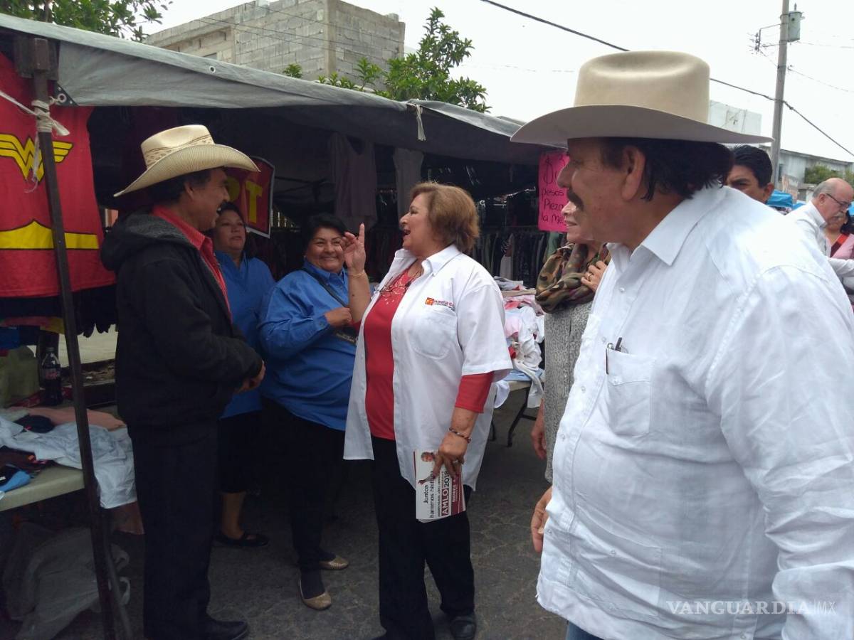 $!Candidatos de Morena visitan el mercado Juan Larios de Monclova