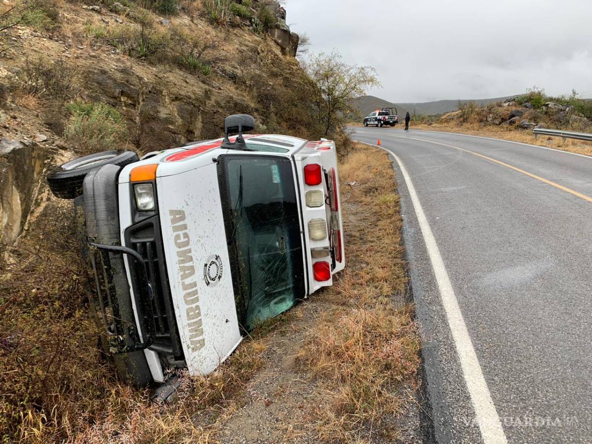$!Vuelcan paramédicos de Ramos Arizpe; se dirigían a cubrir accidente