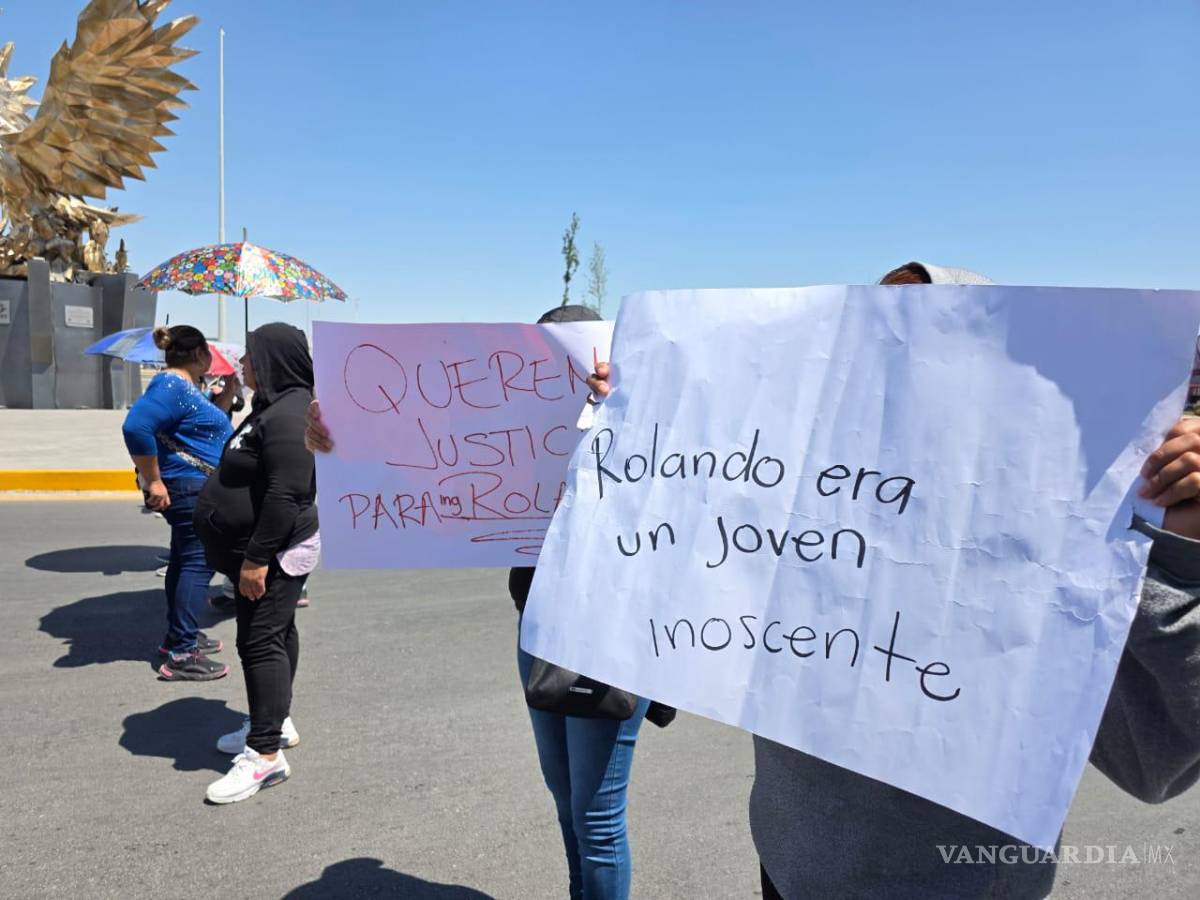 $!el nombre de Rolando encabezó varias de las pancartas durante la protesta.