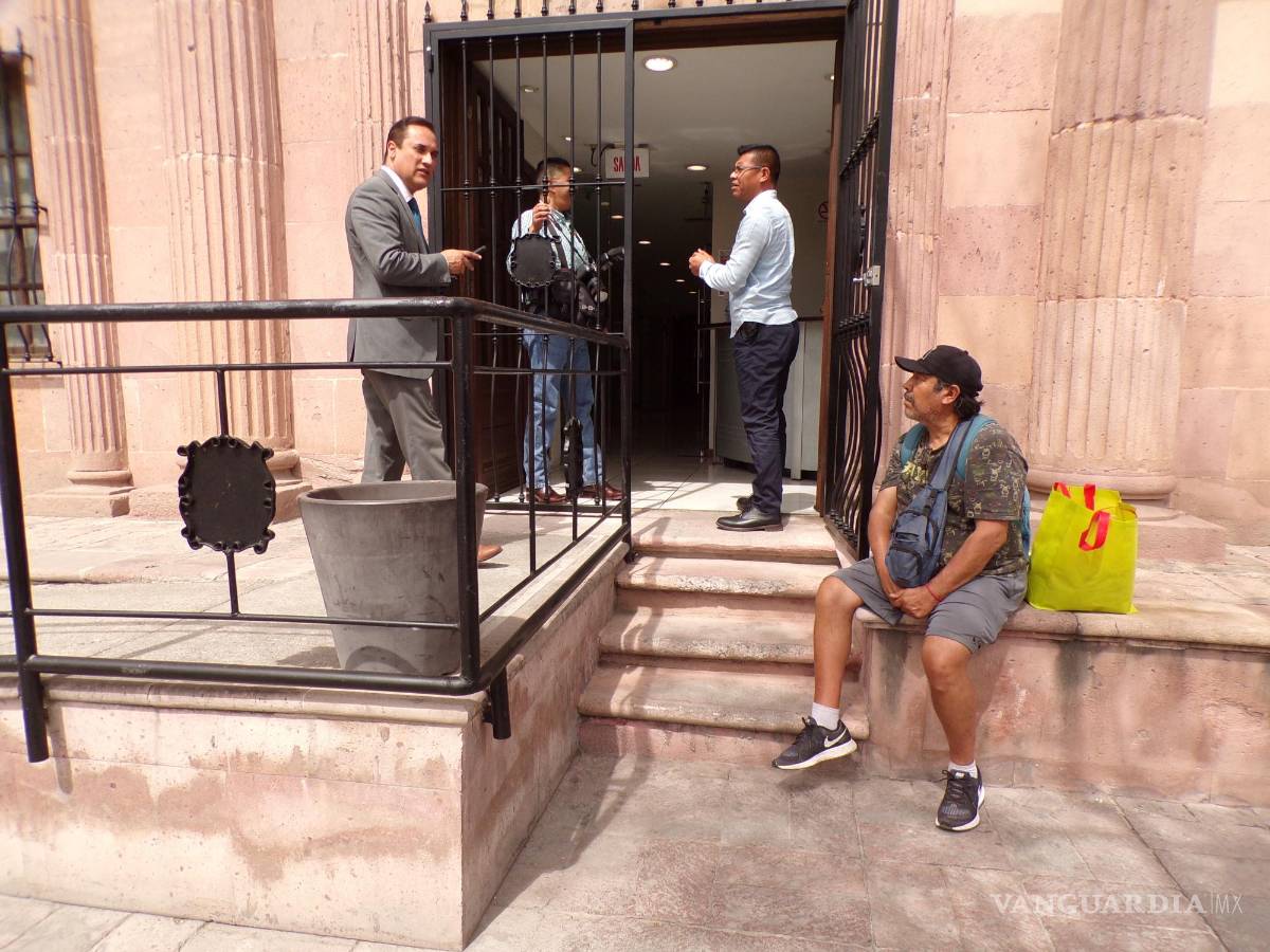 $!Jaime espera estoicamente a las afueras del Congreso para vender sus tamales, pero también para simplemente pedir dinero.