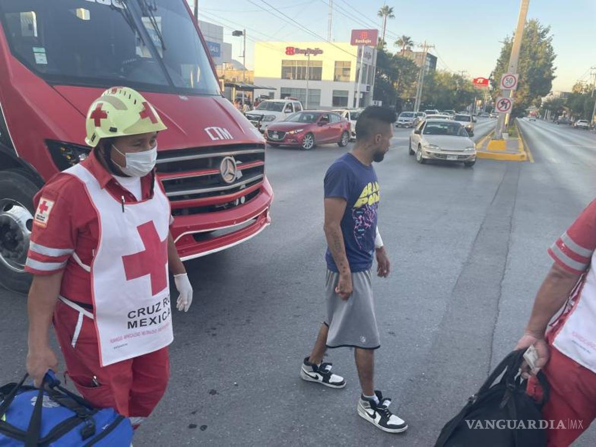 $!Pasajeros pidieron ayuda al conductor.