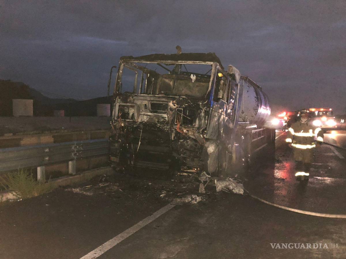 $!Incedio de tráiler provoca afectaciones en carretera a Zacatecas