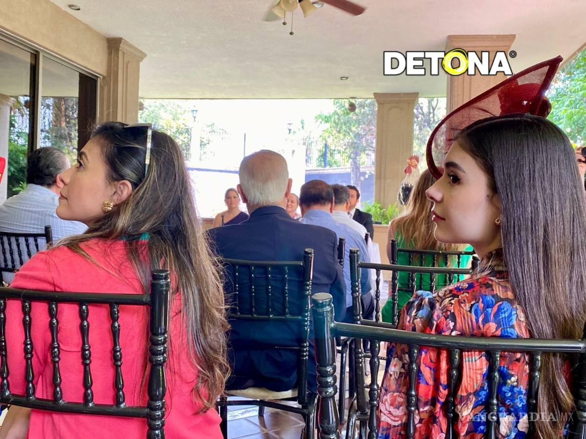 $!Por su parecido, de seguro son madre e hija, siguiendo atentas y respetuosas el evento del viernes 16. Me encantaron.