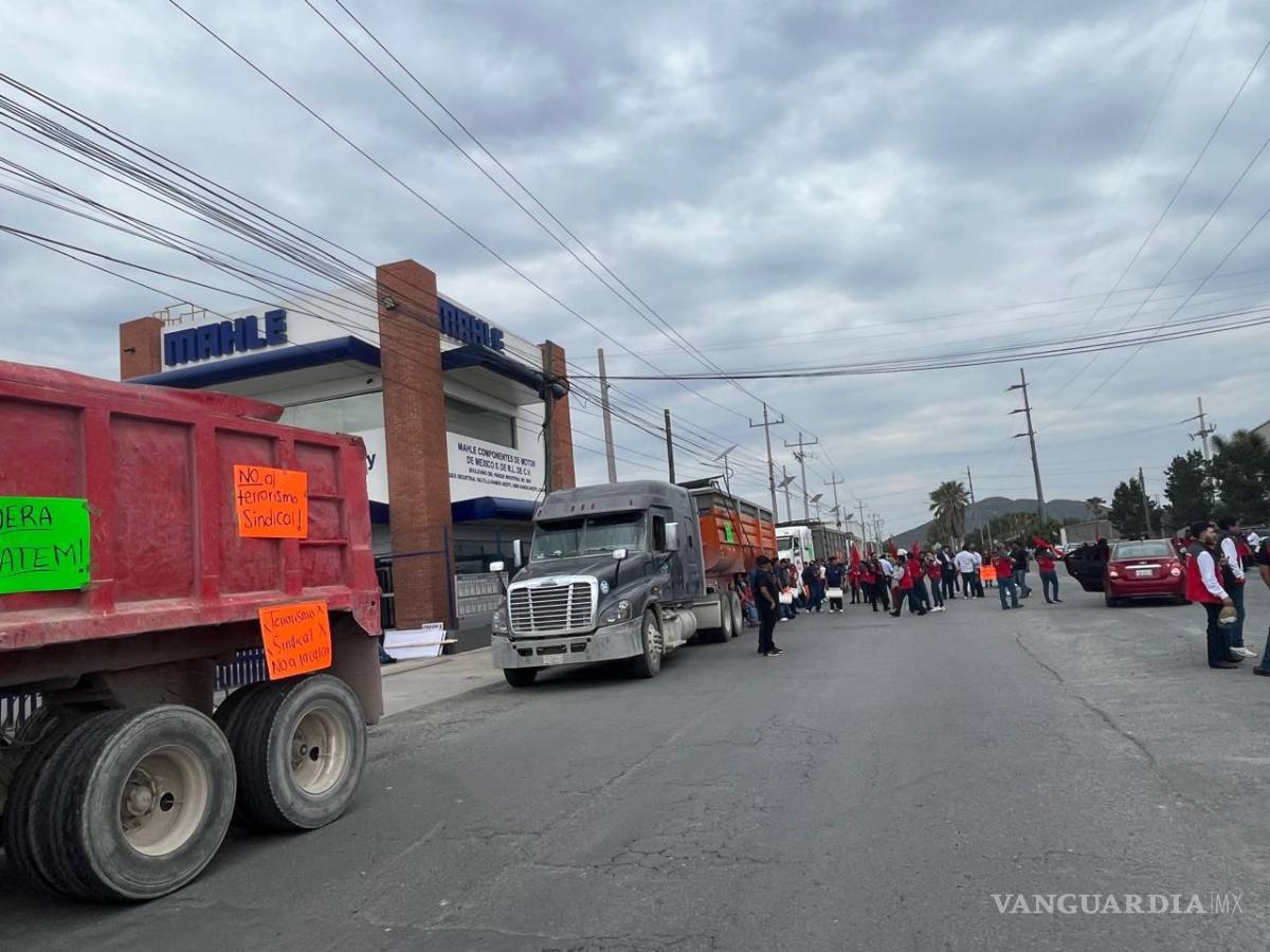 $!Camiones y personas presuntamente afines a la CTM impidieron el paso a trabajadores del turno matutino, según denuncias de CATEM.