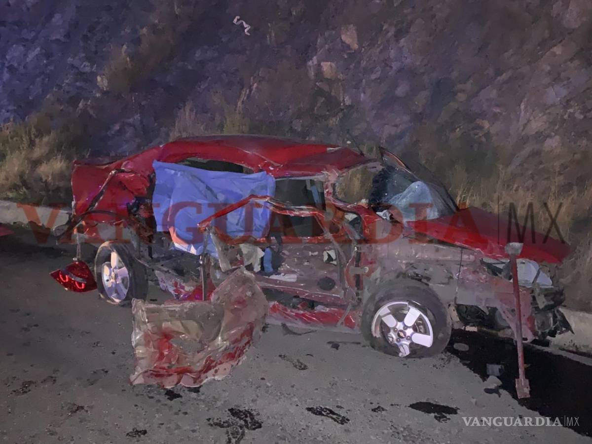 $!Muere una mujer y tres personas resultan lesionadas en accidente vial sobre la carretera a Monclova