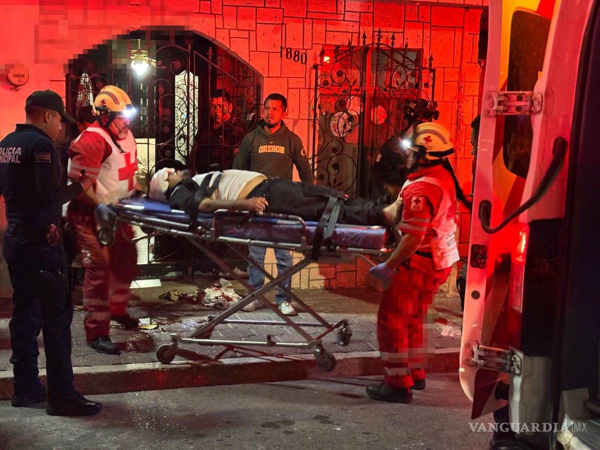 $!Paramédicos de la Cruz Roja realizaron la atención y el traslado de los jóvenes heridos a la clínica del IMSS y al Hospital General, asegurando atención inmediata.