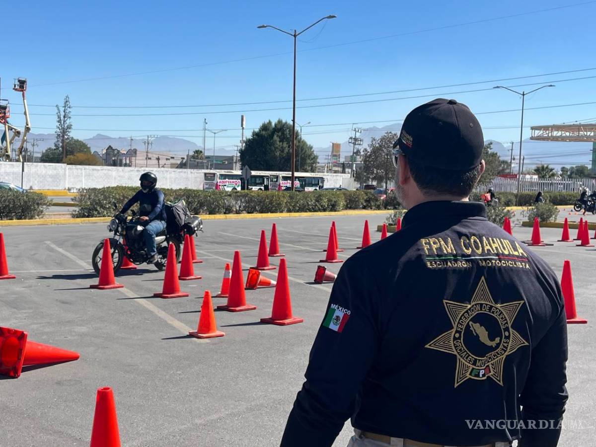 $!Durante el taller se revisan las condiciones físicas de motocicletas y cascos para garantizar la seguridad de los participantes.