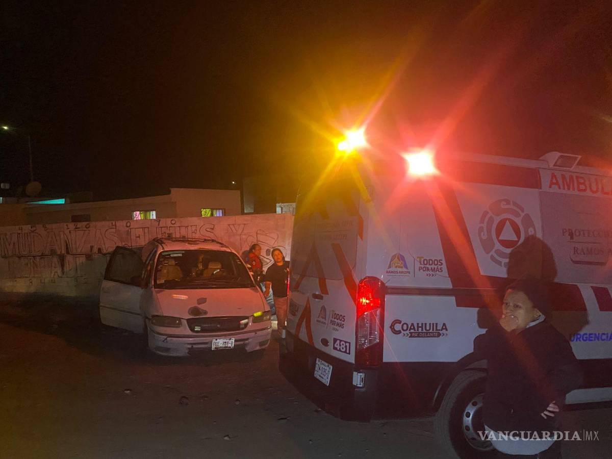 $!Paramédicos trasladaron al menor a la clínica del Magisterio tras ser atropellado dentro de su domicilio.