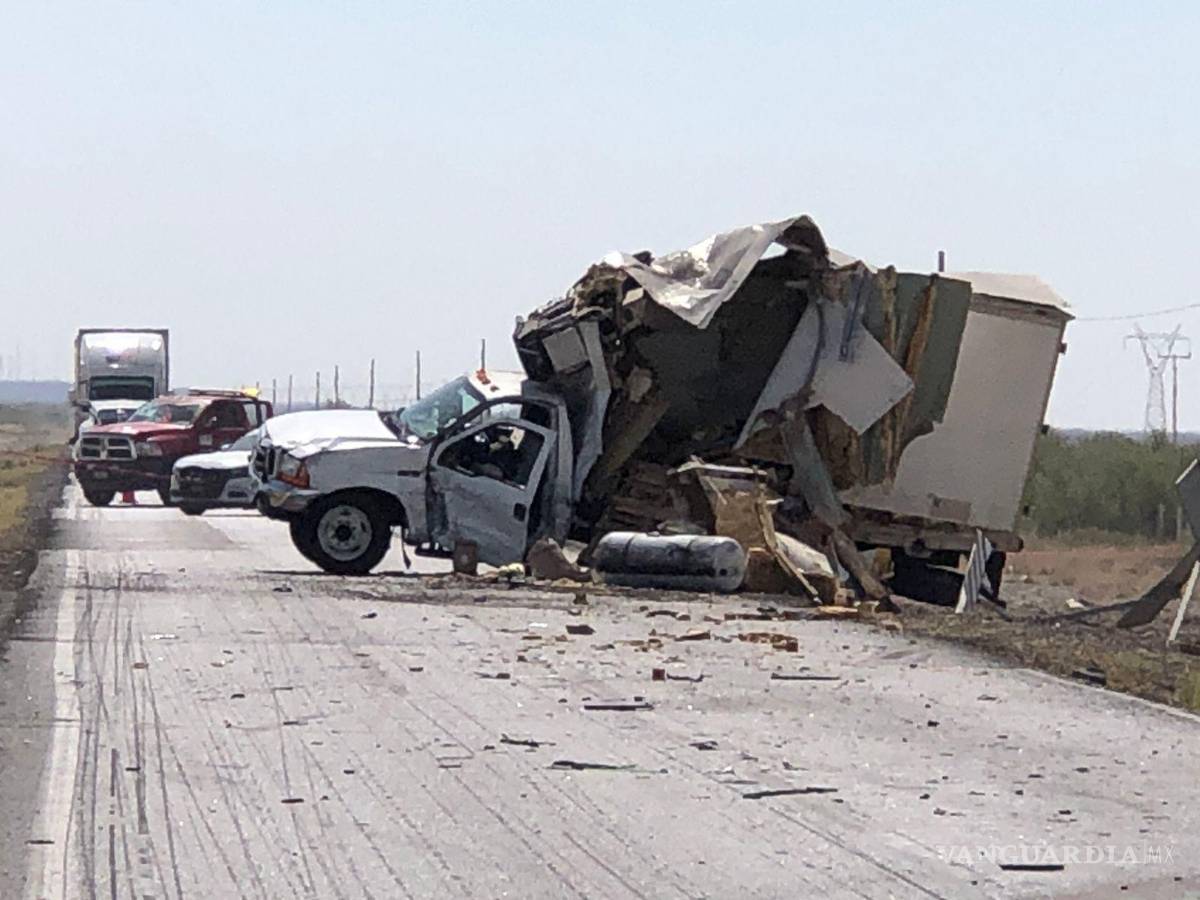 $!A pesar de que el camión de carga quedó destrozado, su conductor no resintió lesiones graves.